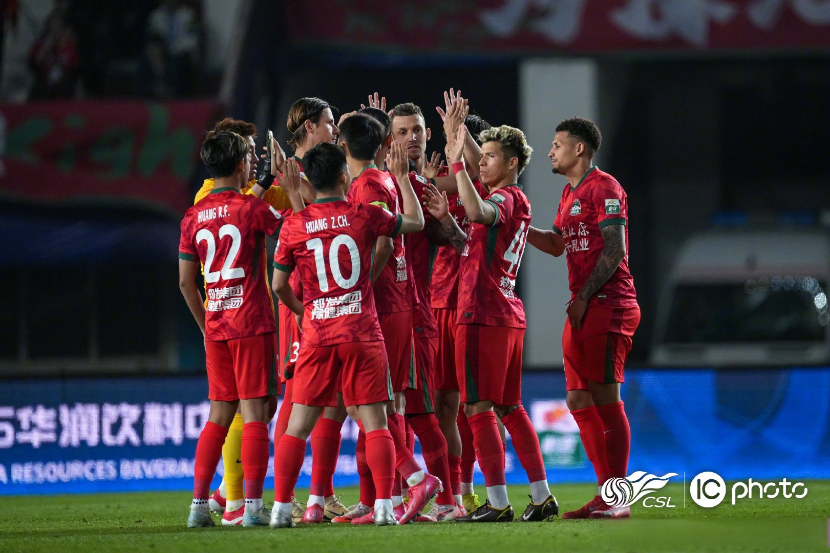 中欧体育关于赛地聚焦——足总杯国际比赛日热度飙升，多伦多猛龙绝杀压哨，引发热议，临场指挥获称赞的信息