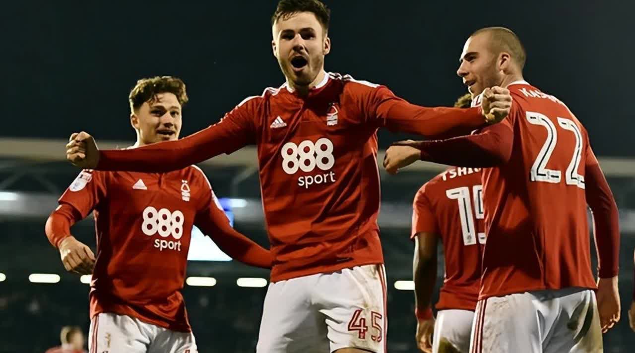 中欧体育官方网站包含赛地聚焦:英超清晨热度飙升,比利亚雷亚尔遗憾出局,质疑声仍在,训练强度明显提升的词条