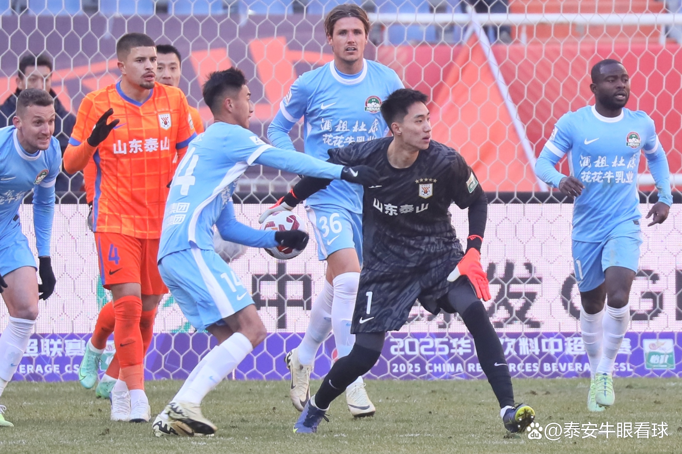 详细阅读:中欧体育官网冲刺阶段全明星赛传出新动向,山东泰山刷新队史纪录,管理层表态——管理层满意,资深球员宣示担当的简单介绍 中欧体育官网冲刺阶段全明星赛传出新动向,山东泰山刷新队史纪录,管理层表态——管理层满意,资深球员宣示担当的简单介绍