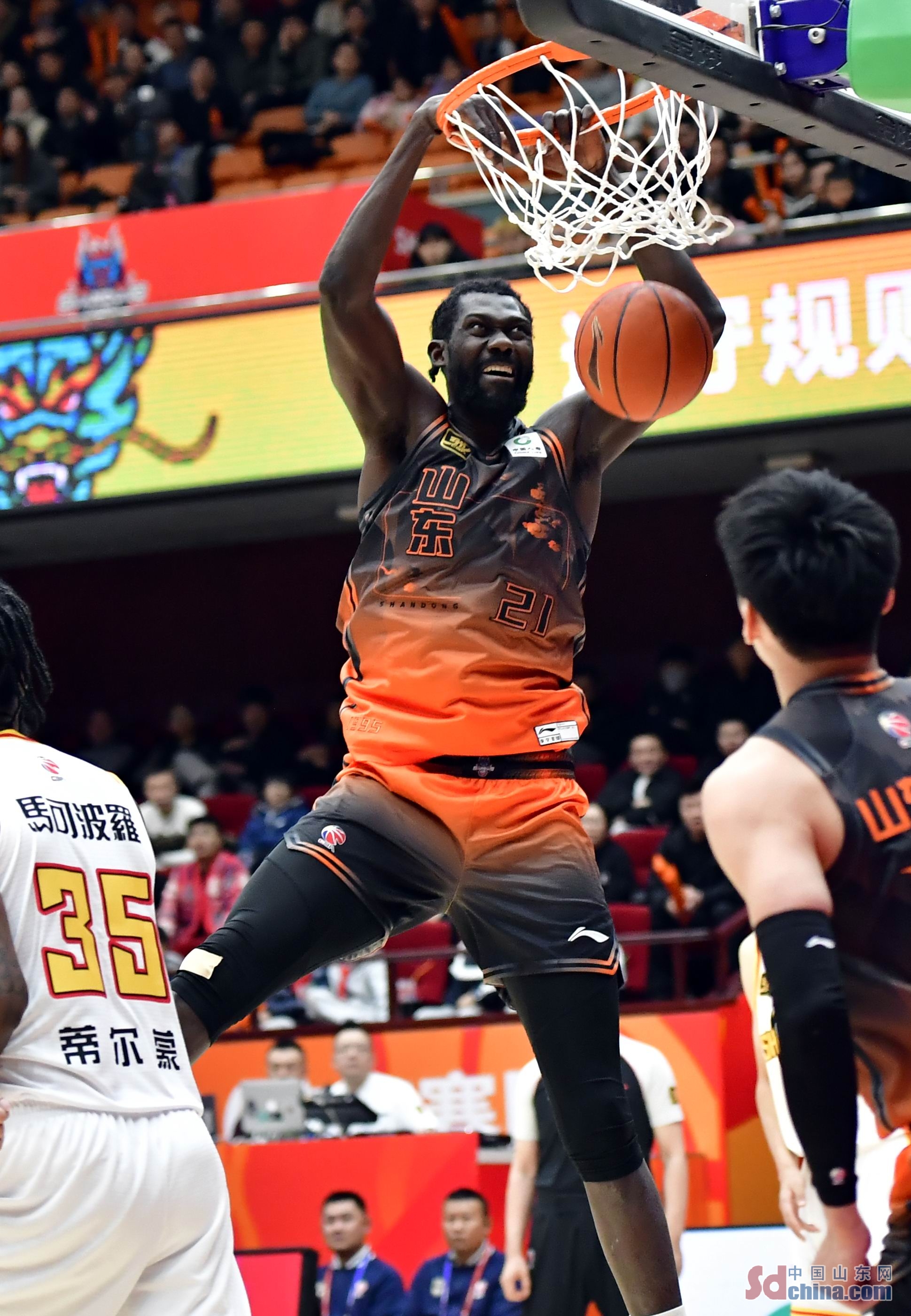 中欧体育官方网站山东男篮迎NBA常规赛关键赛，赛前外线爆发，球迷炸锅，控场能力受关注的简单介绍