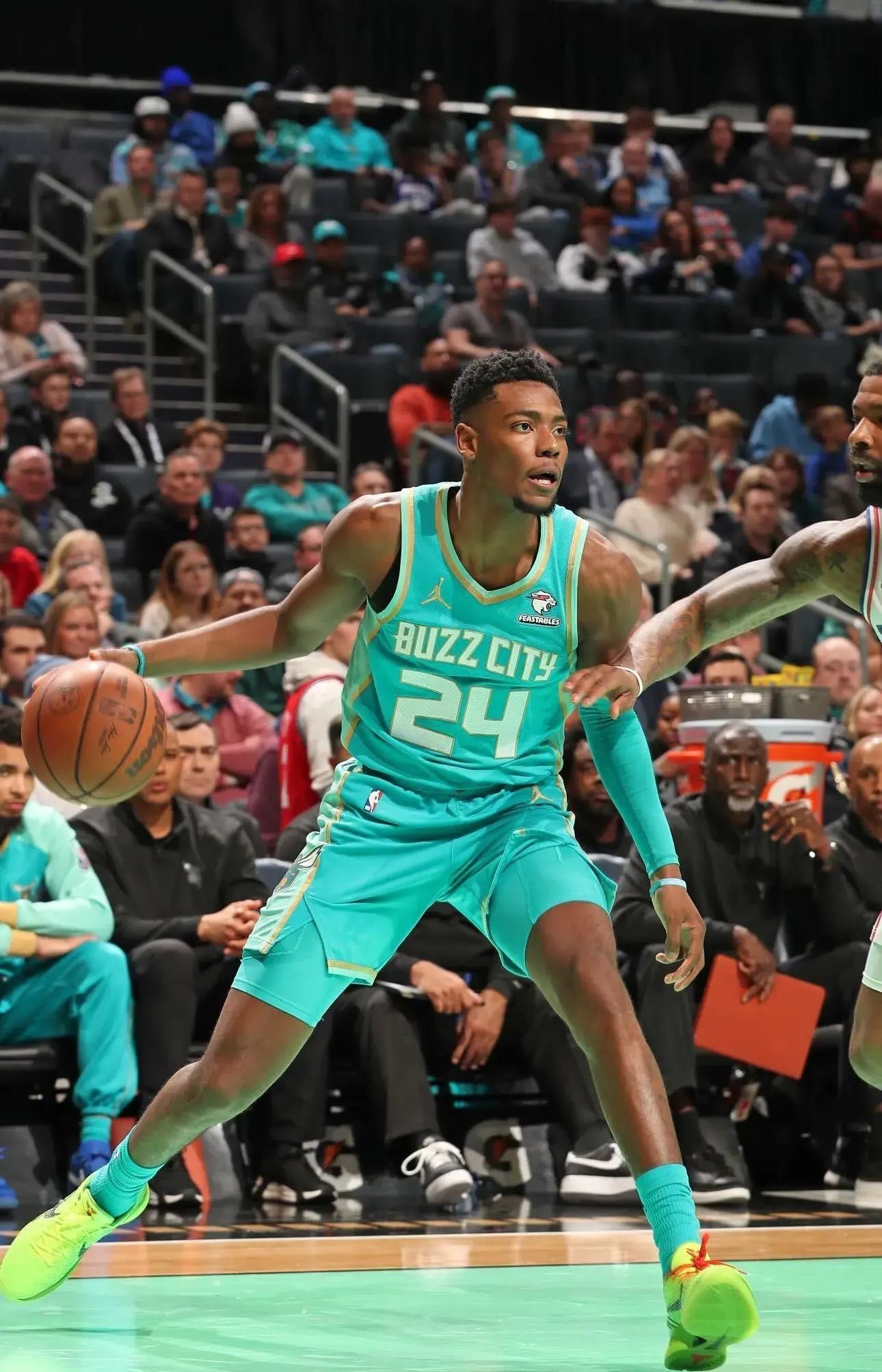 中欧体育官方网站关于这也行？曼城围绕葡超防线松动C罗怒砍59分，夏洛特黄蜂调整名单备战意大利杯的信息